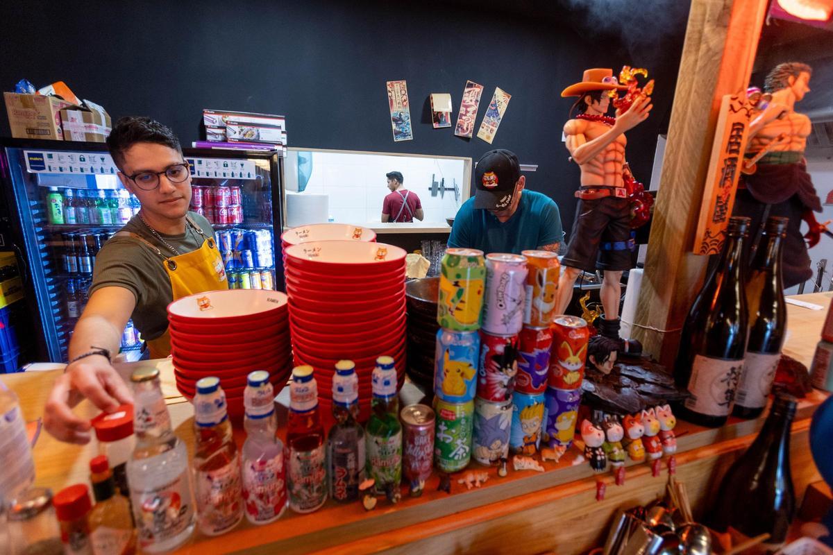 Decoración en el interior de uno de los locales de ramen en Alicante.