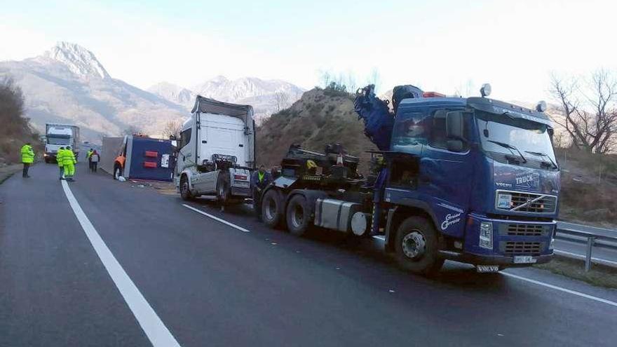 El camión accidentado, poco antes de ser retirado de la calzada.