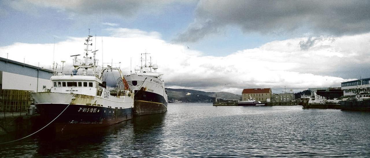 Los barcos &quot;Faro Silleiro Dos&quot; y &quot;Pescaberbés Dos&quot;, en el puerto de Vigo esta semana. // A.A.