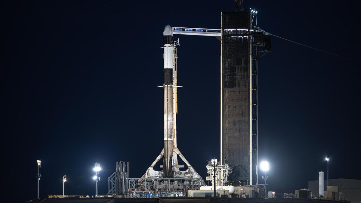 Fotografía cedida del cohete Falcon 9, que lleva una cápsula Dragon, donde viajarán a bordo los tripulantes de Polaris Dawn instalado en el Kennedy Space Center en Merritt Island, Florida.