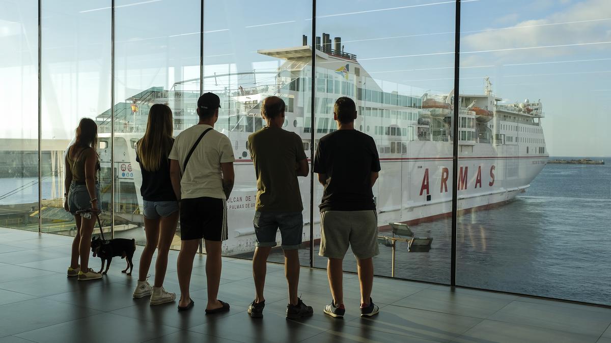 Una familia observa la salida de uno de los barcos de Naviera Armas.