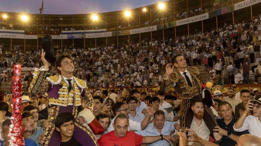 Alicante se rinde al arte de Morante y al rotundo triunfo de Manzanares y Roca Rey