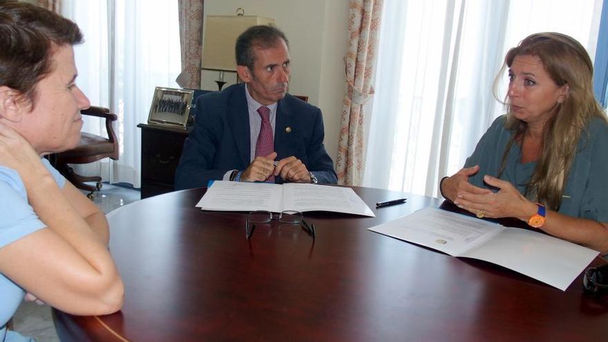 El Colegio de Abogados de Málaga suscribió ayer un convenio de colaboración con la Federación Nacional de Mujeres Gitanas, KAMIRA, para la prestación del Servicio de Asistencia Jurídica Gratuita a las víctimas de delitos de odio y discriminación. El decano, Francisco Javier Lara, y la presidenta del colectivo, Carmen Santiago, firmaron el texto.