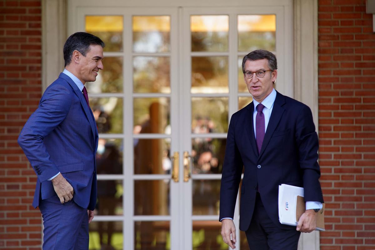 Pedro Sánchez y Alberto Núñez Feijóo, el pasado abril, en la primera reunión entre ambos desde que el gallego es líder de la oposición.