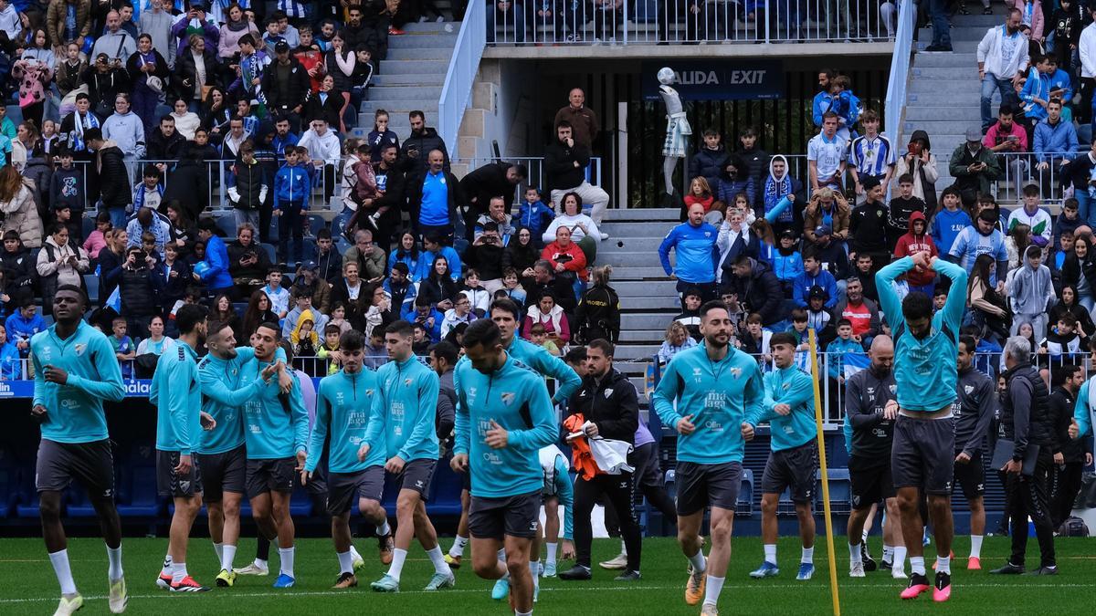 Entrenamiento del Málaga CF en La Rosaleda con presencia de aficionados.