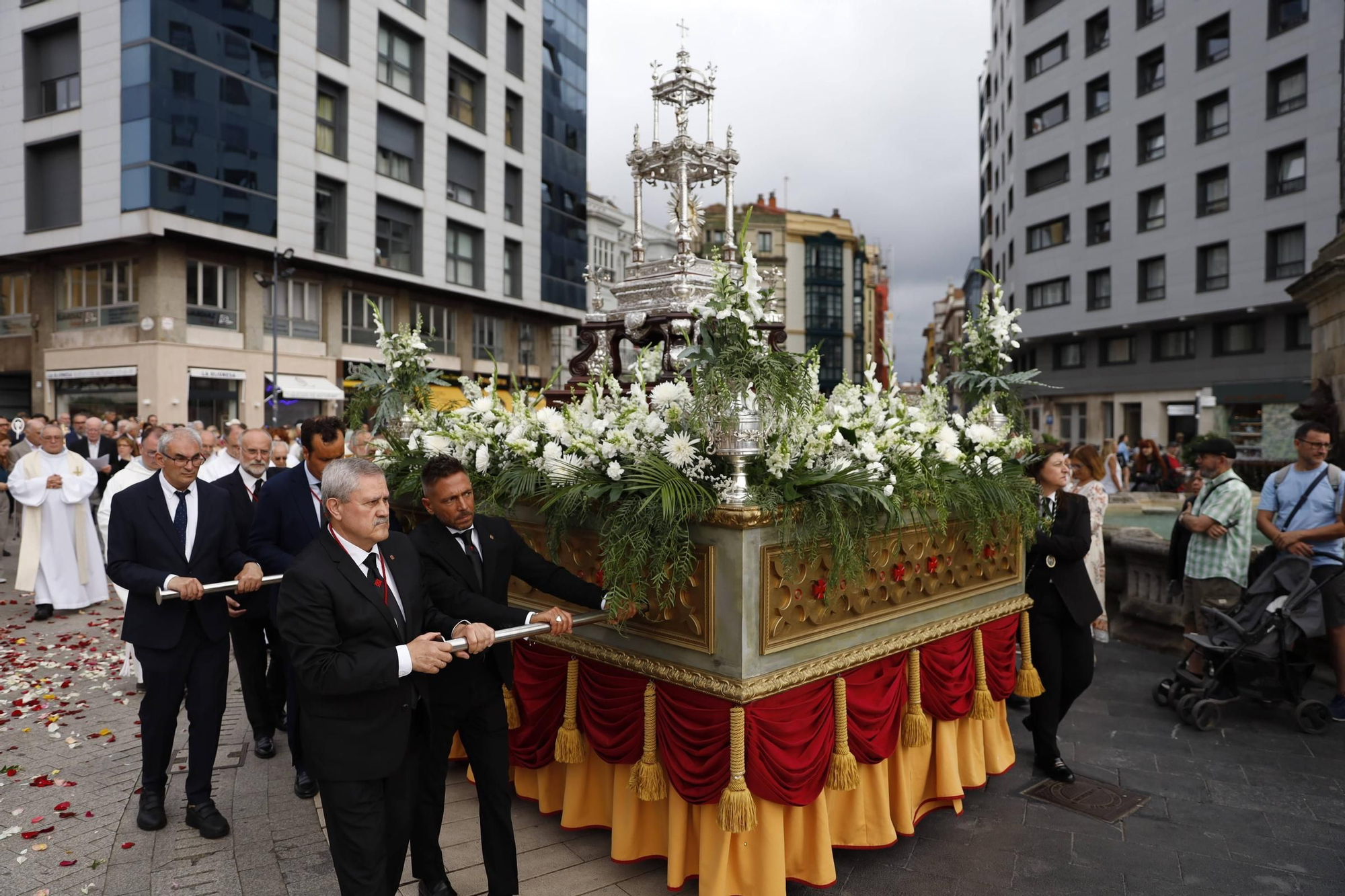 Pétalos, incienso, niños... así fue la procesión del Corpus Christi en Gijón (en imágenes)