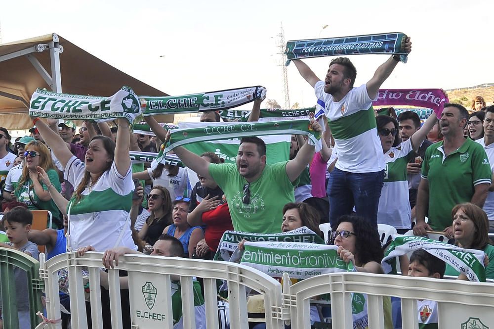 Unos mil aficionados ven el triunfo del Elche en pantalla gigante junto al estadio Martínez Valero