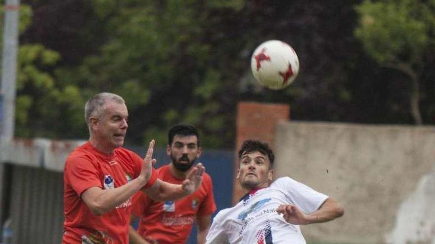 Damián trata de controlar el balón ante Boris y Hugo, del Colunga.