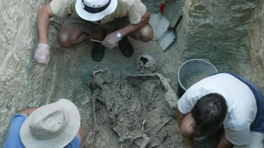 Exhumación de restos en la fosa de Benegiles en julio de 2004, la primera que se realizó en Zamora.