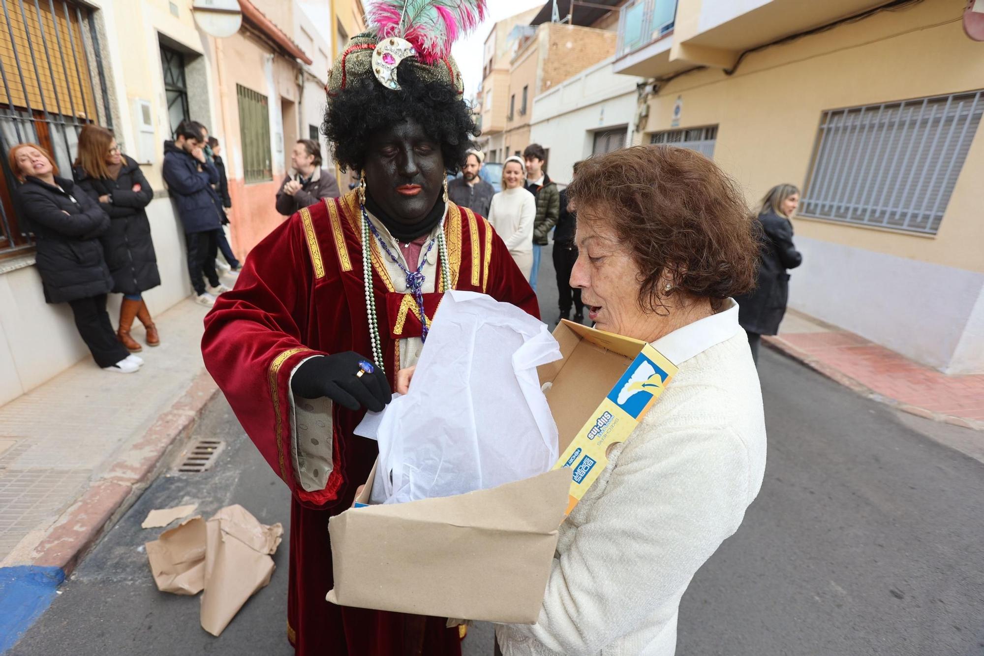 Los Reyes Magos entregan los regalos casa por casa en Vila-real