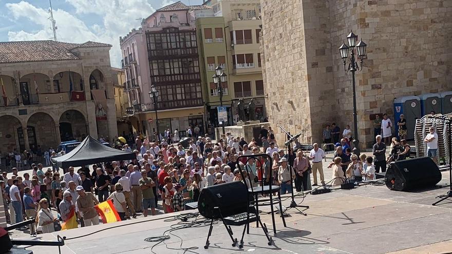 Un centenar de ultraderechistas boicotean en Zamora a los grupos de Mubaza: &quot;Cantad en español, payasas&quot;
