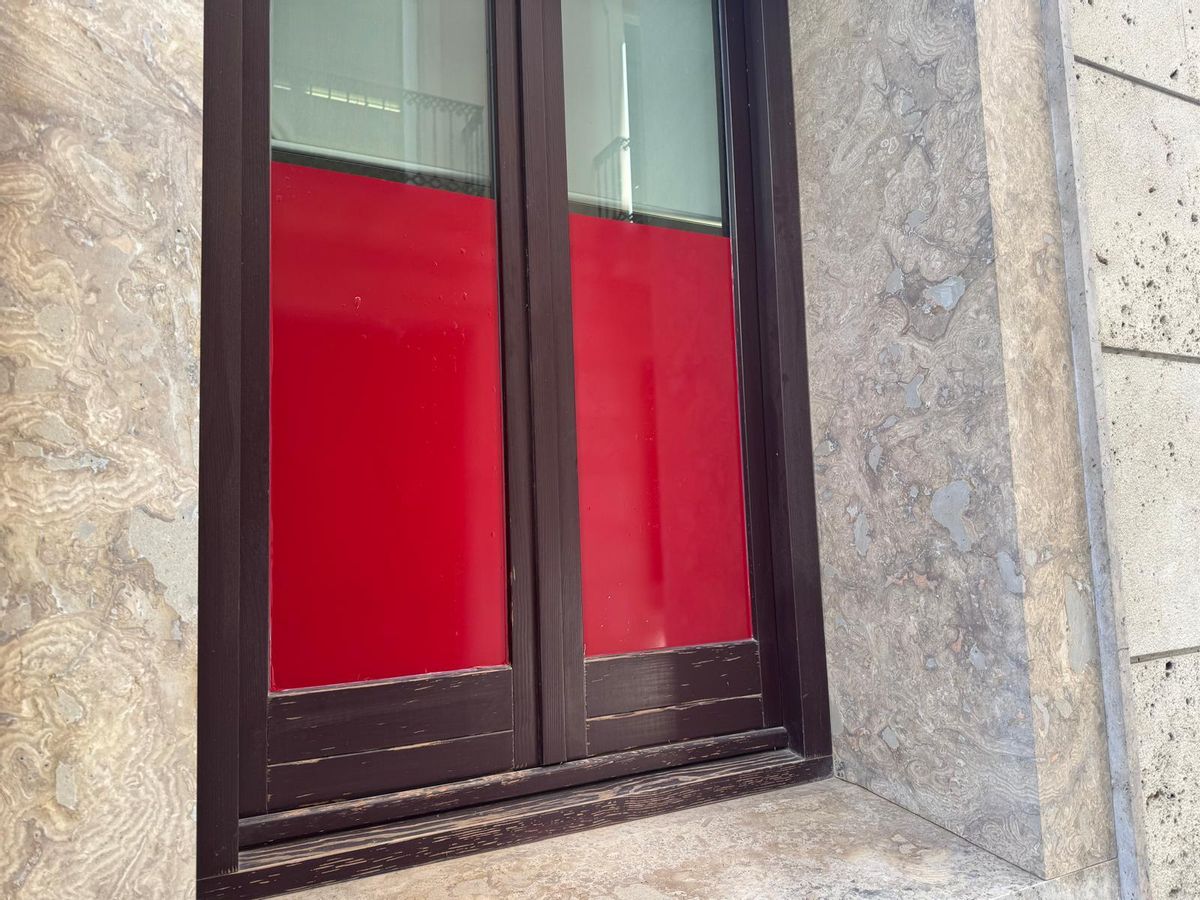 Una de las ventanas de las oficinas de Compromís, ya cubierta por el vinilo.
