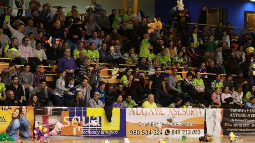 Los aficionados pistacho, durante un partido.