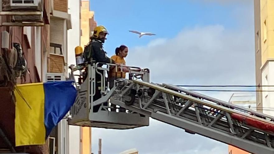 Tres personas trasladadas al hospital por un incendio en la Carretera de Cádiz