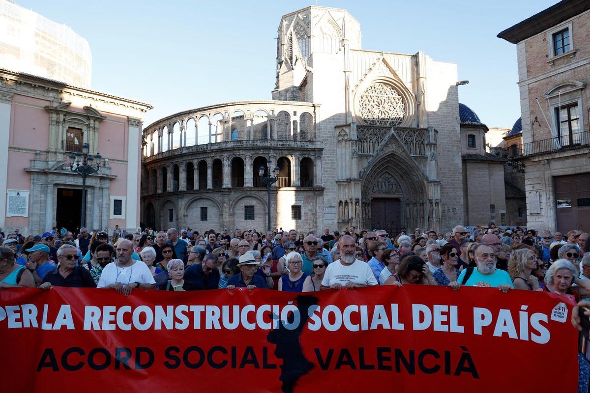Multitudinaria concentración por las víctimas de la dana en València 22 meses después de la tragedia Multitudinaria concentración por las víctimas de la dana en València 22 meses después de la tragedia