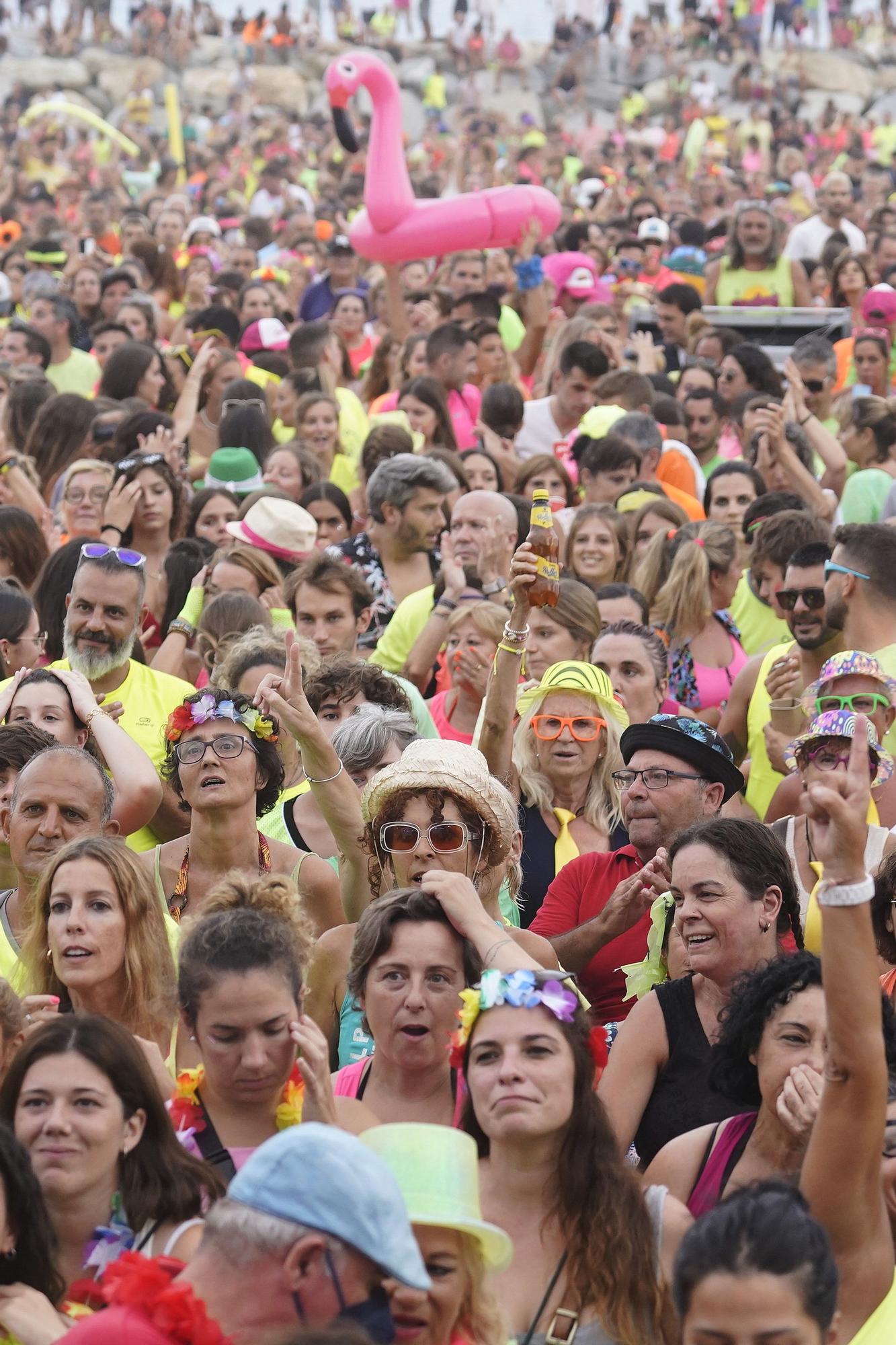 Milers de persones revolucionen Sant Antoni amb la Diverbeach