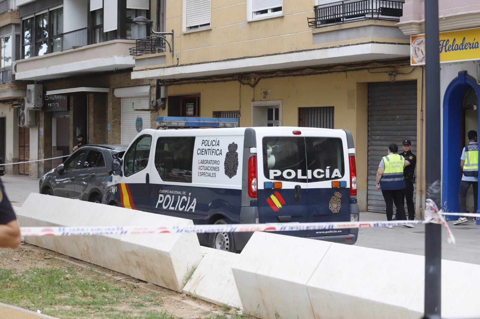La Policía Nacional en el lugar del doble crimen de Algemesí
