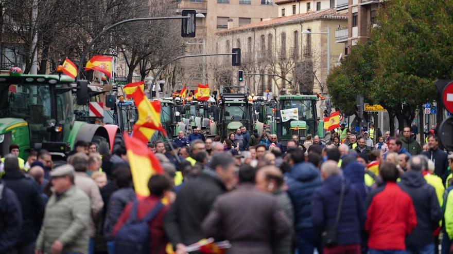 Tensión y 19 detenidos en el tercer día de protestas del sector agrario. Las protestas del sector agrario siguieron ayer salpicándose por el país, con más o menos intensidad. Según el balance provisional del Ministerio del Interior de ayer por la tarde, el número de detenidos se ha elevado a 19 con el tercer día de cortes de carreteras y tractoradas, que también deja 2.700 identificados para ser sancionados y casi 5.000 denuncias administrativas. | MANUEL LAYA