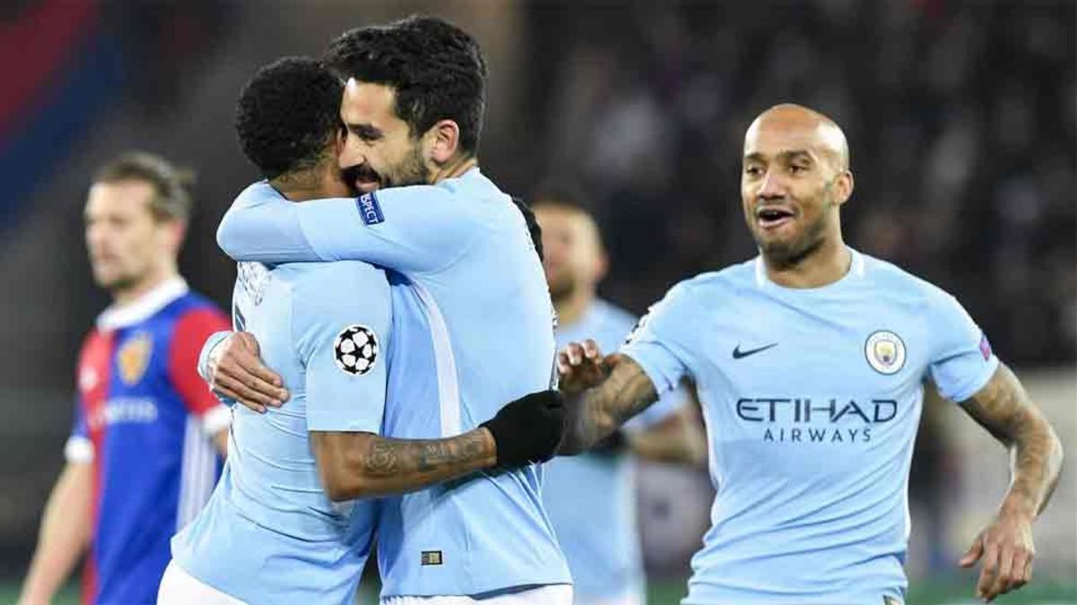 Sterling, abrazado por Gundogan, interesa al Real Madrid