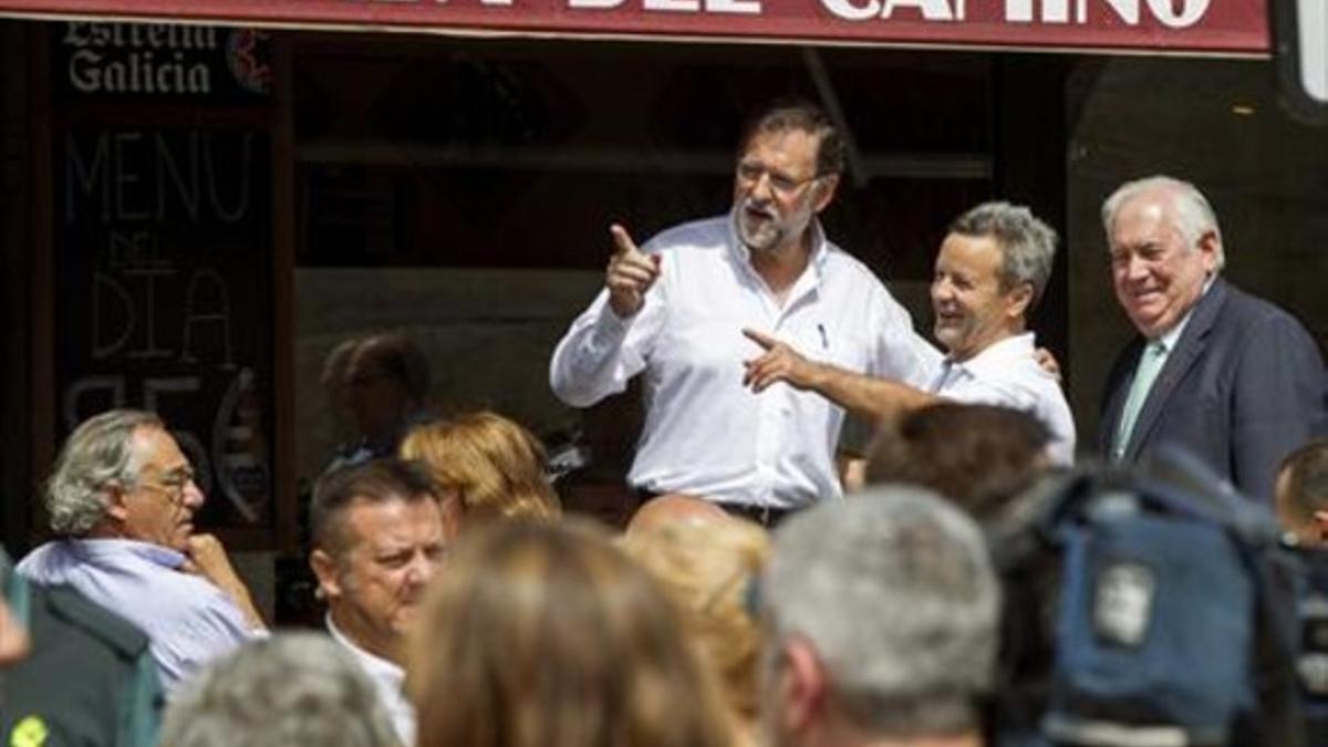 Rajoy, durante su visita, ayer, a la localidad lucense de Portomarín, donde fue nombrado Caballero de la Real Orden Serenísima de la Alquitara.