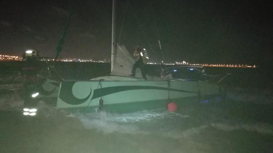 Los bomberos rescatan un catamarán a la deriva en la playa de Los Náufragos de Torrevieja