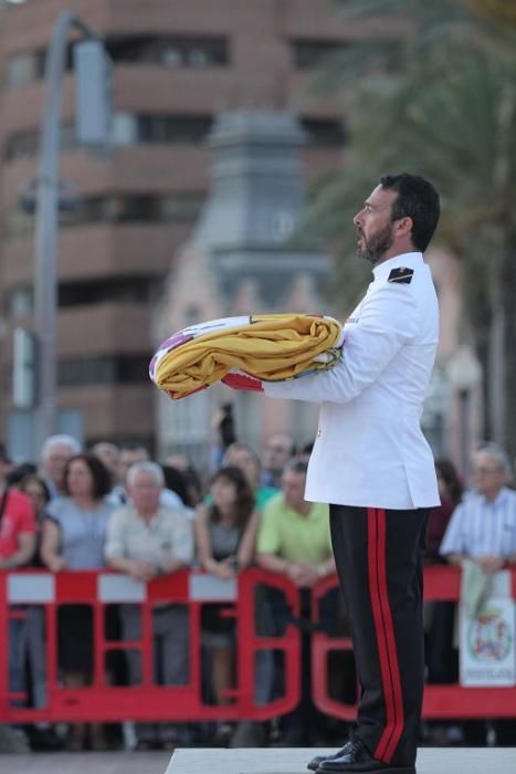 Honores a la bandera en el puerto