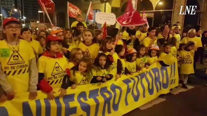 Los hijos de los trabajadores de Alcoa, en la manifestación de Avilés