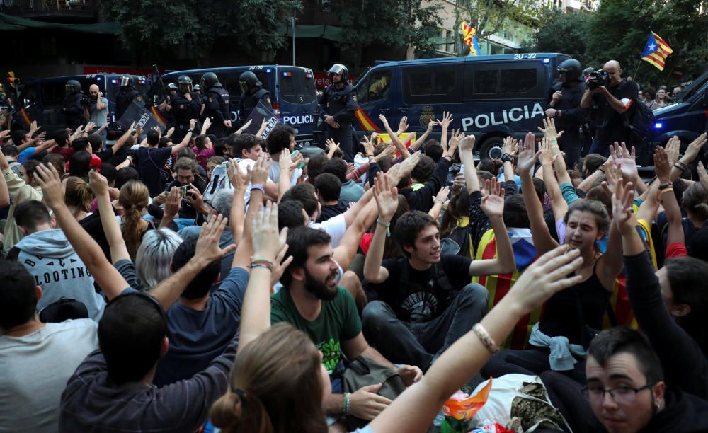 Imatges dels manifestants que han sortit als carrers de Barcelona, ja de tarda.