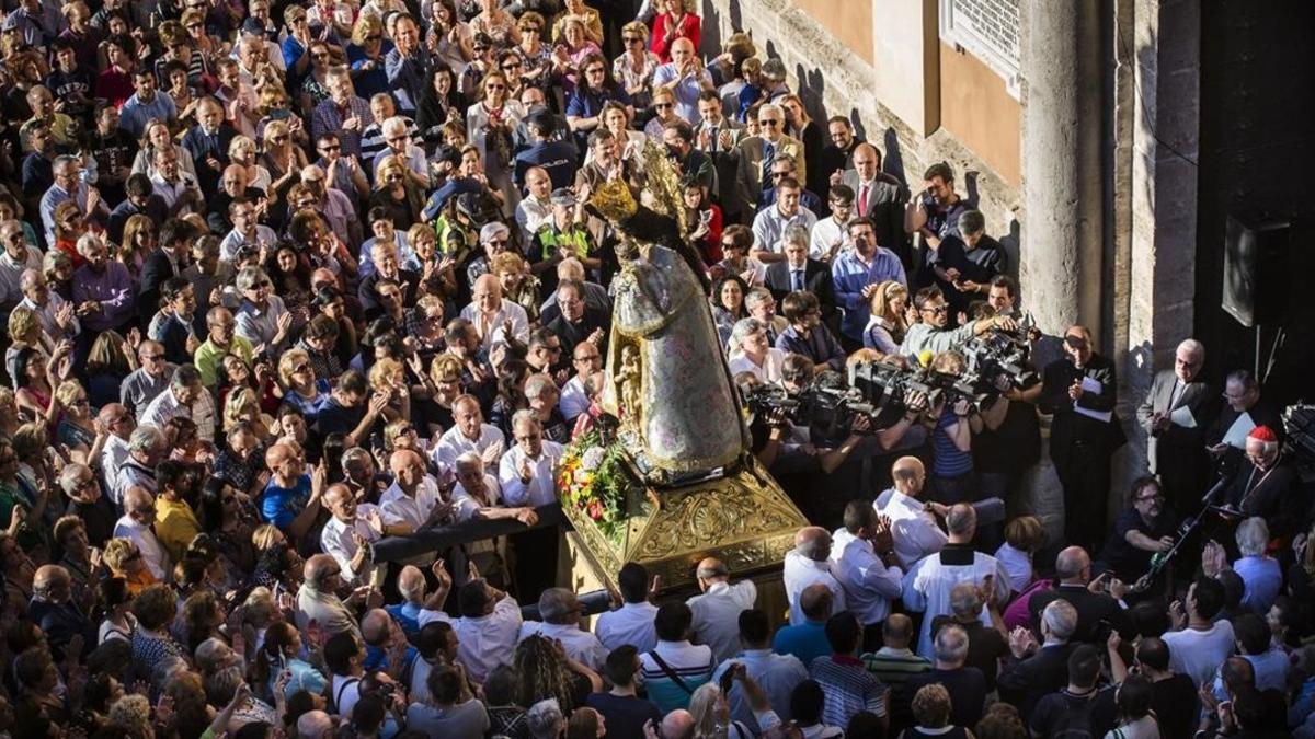 Acto de desagravio a la Virgen de los Desamparados organizado por el cardenal Canizares en Valencia por el polémico beso lesbico de la Moreneta con la Geperudeta en un cartel de Endavant.