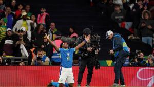 Endrick celebra su primer gol con Brasil en Wembley.