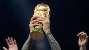 El trofeo de la Copa del Mundo, levantado en 2022 por Argentina