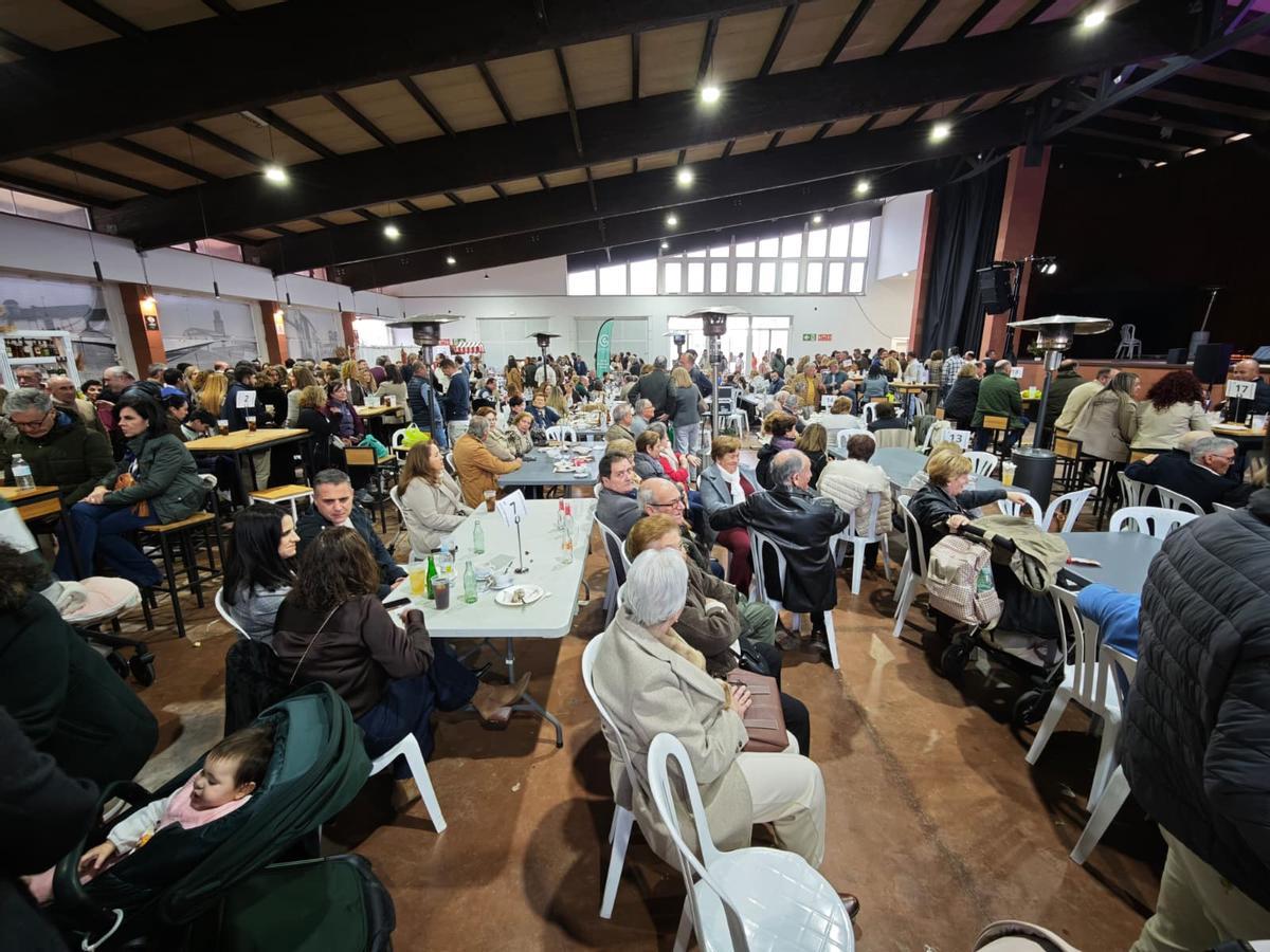 Ambiente en la caseta municipal de Adamuz durante la celebración de la Botijuela.