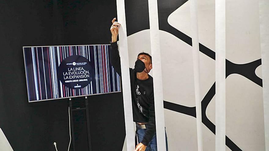 Roberto Lorenzo, ayer, trabajando en la instalación de la muestra en la Laboral. | Marcos León