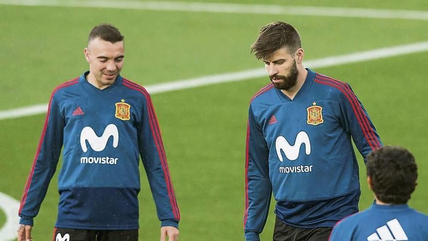 Iago Aspas observa a Gerard Piqué durante el primer entrenamiento de la selección española en la concentración de Las Rozas. // Efe