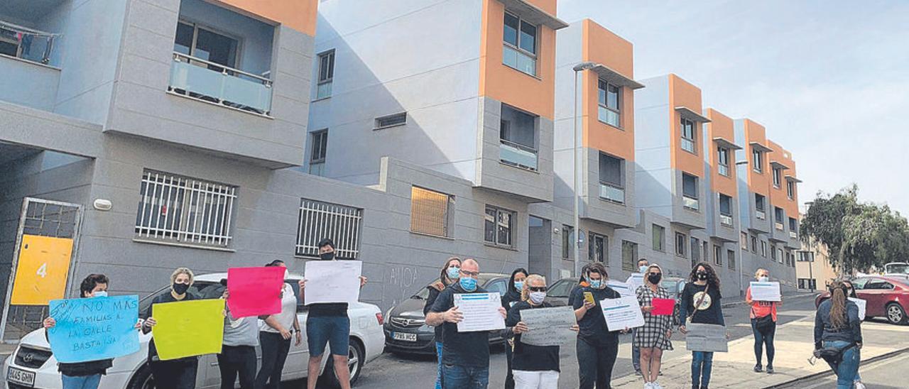 Vecinos afectados por un juicio por desahucio delante del Residencial Arguayoda-Las Acacias, en San Isidro.