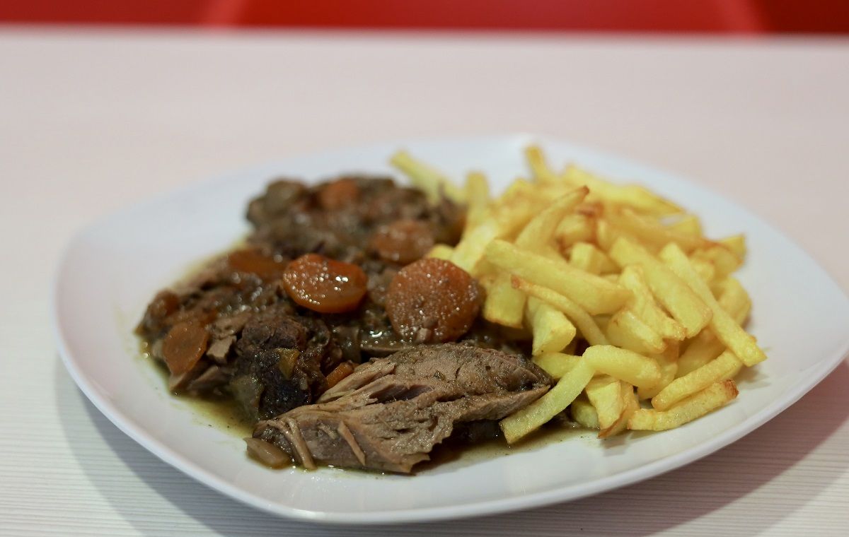 En imágenes | De todos, el bar del centro de Zaragoza que triunfa con comida casera para llevar a buen precio