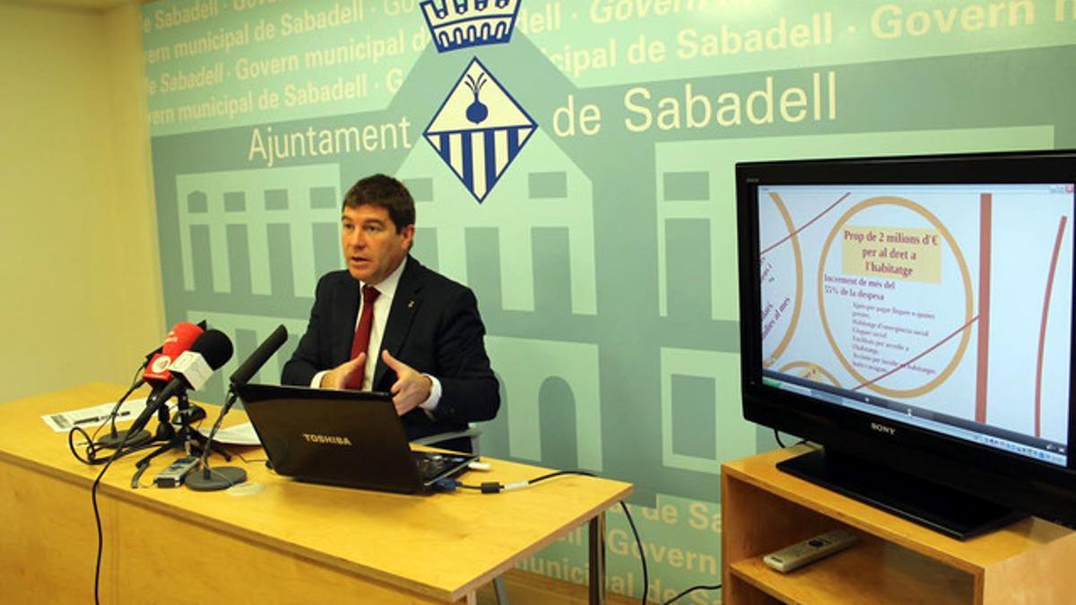 El teniente de alcalde de Presidencia, Economía y Servicios Centrales, Josep Ayuso, durante la presentación de los presupuestos para 2015.