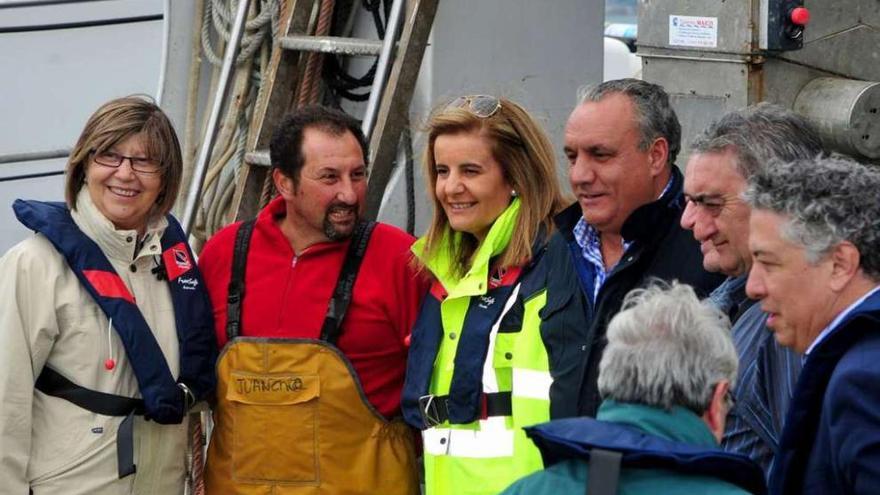 La conselleira do Mar, Rosa Quintana, y la ministra de Empleo, Fátima Báñez, ayer en Bamio.