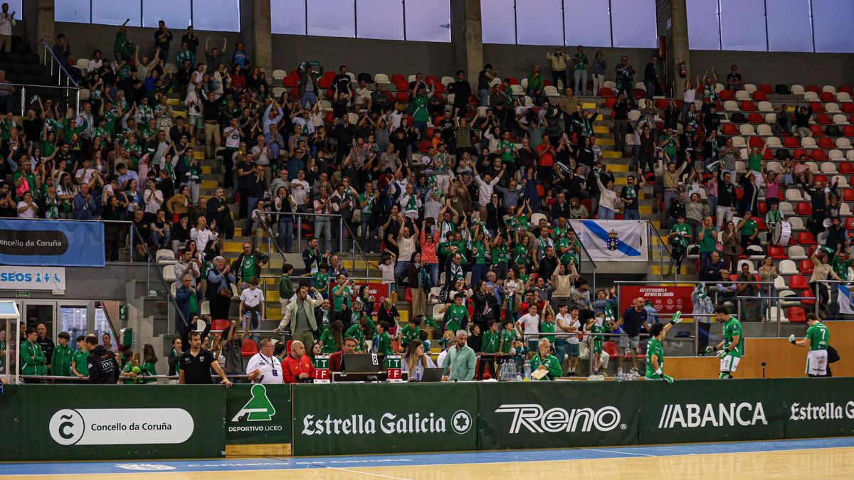 Aficionados del Liceo, durante un partido del 'play off' en Riazor