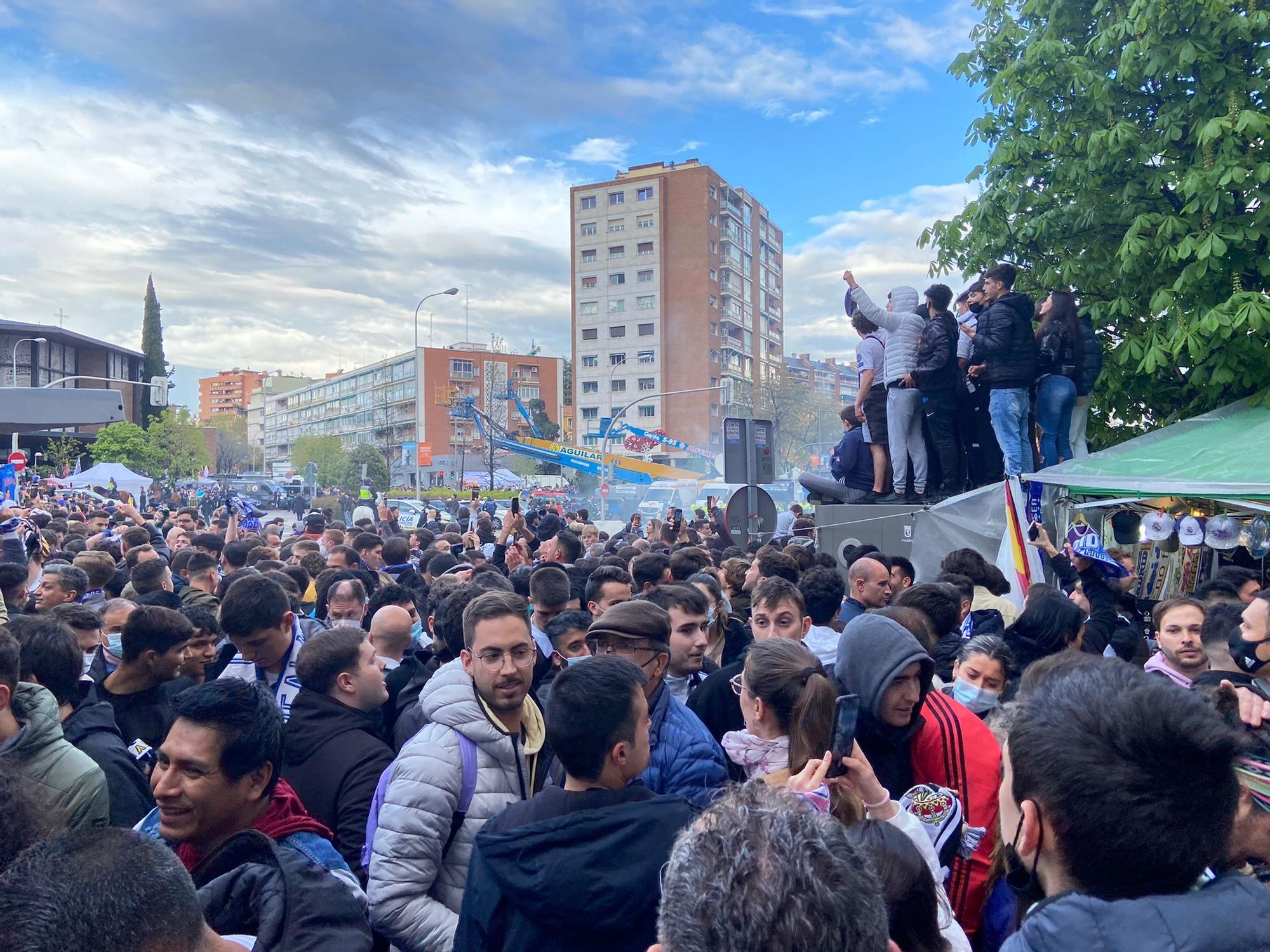 Aficionados del Real Madrid esperan la llegada del autobús al Bernabéu, antes del partido contra el Chelsea.