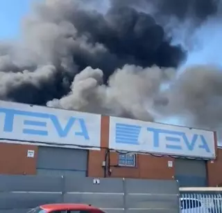 Un incendio en una nave industrial del Vallès deja una gran columna de humo
