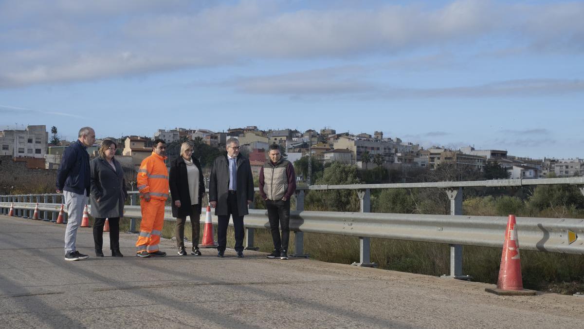 Fotografía de una visita reciente del presidente de la Diputación, José Martí, entre otros, al puente de entrada a Càlig.