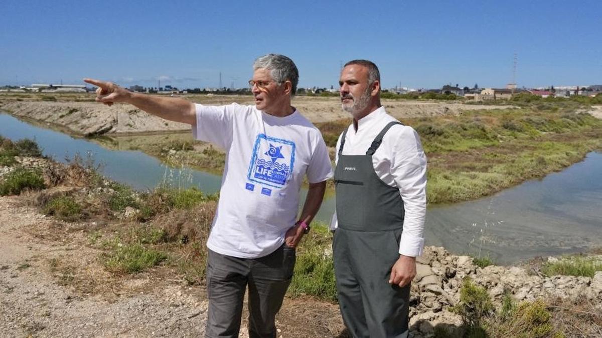 El chef Ángel León y Juan Clavero, de Ecologistas en Acción, en las marismas abandonadas junto al restaurante Aponiente (El Puerto de Santa María, Cádiz) que han ayudado a convertir en un huerto marino abierto al público.