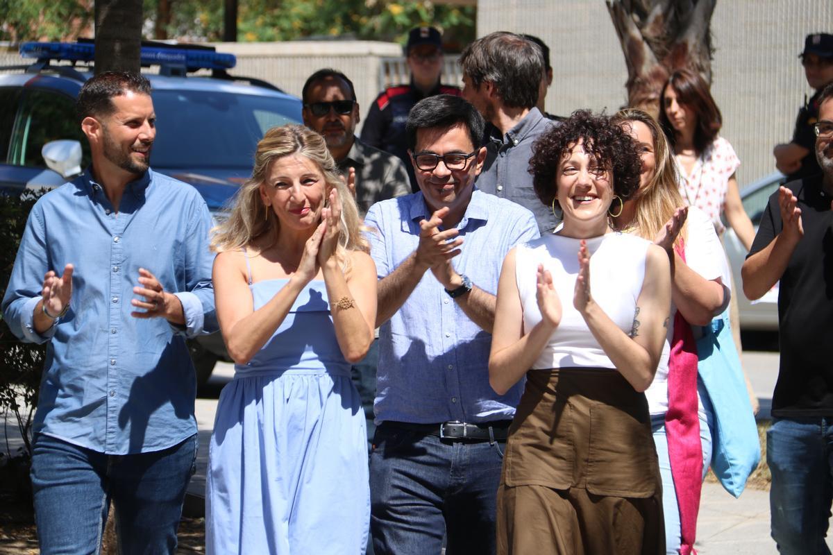 La líder de Sumar, Yolanda Díaz, amb la número 1 per Barcelona de Sumar-En Comú Podem, Aina Vidal, i el 2, Gerardo Pisarello