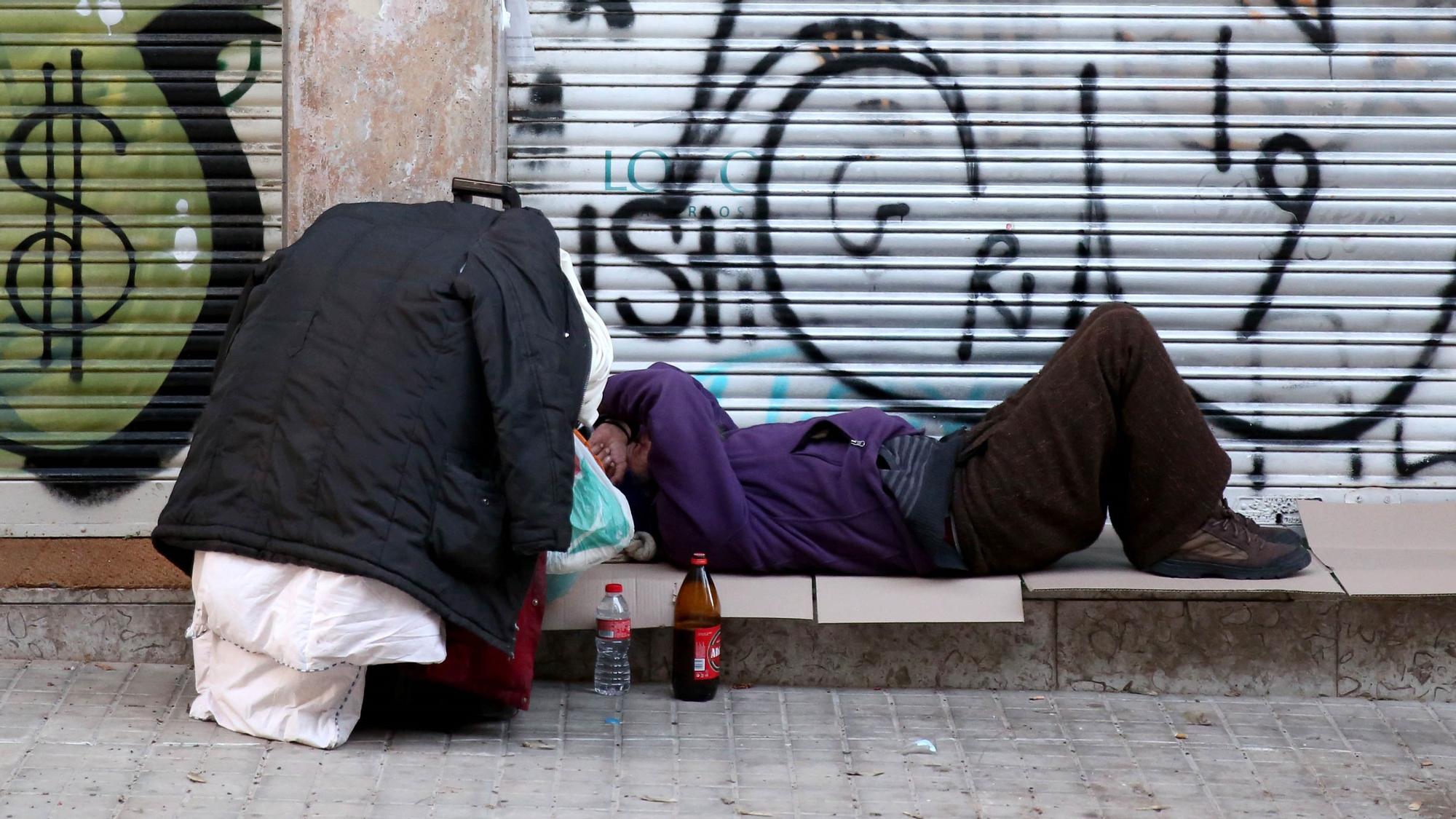 BARCELONA 23/04/2020 UN HOMBRE SIN RECURSOS (HOMELESS) (SINTECHO) DUERME O DESCANSA EN LA CALLE SICILIA EN EL DIA DE SANT JORDI DURANTE EL PERIODO DE CONFINAMIENTO POR EL CORONAVIRUS COVID-19 XAVIER GONZALEZ