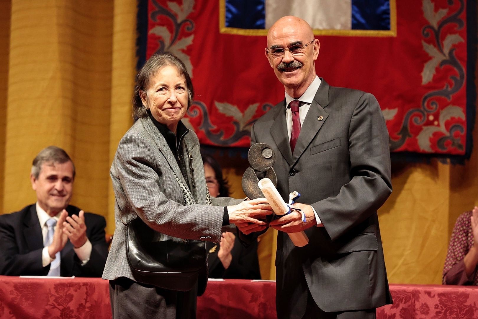 El Círculo de Amistad XII de Enero entrega la primera edición de sus premios