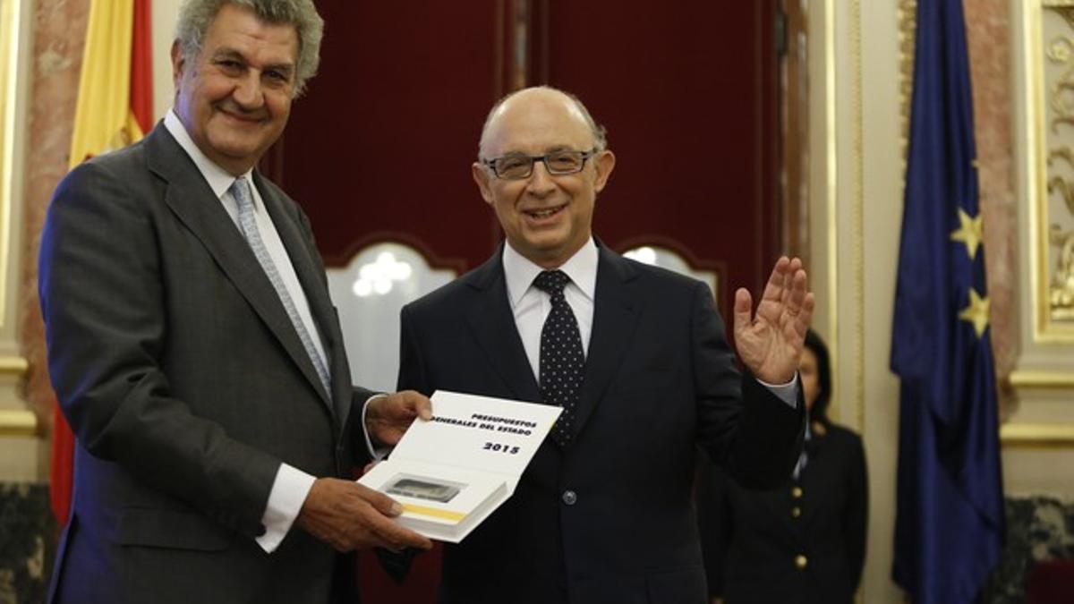 El ministro de Hacienda, Cristóbal Montoro, entrega los presupuestos al presidente del Congreso, Jesús Posada.