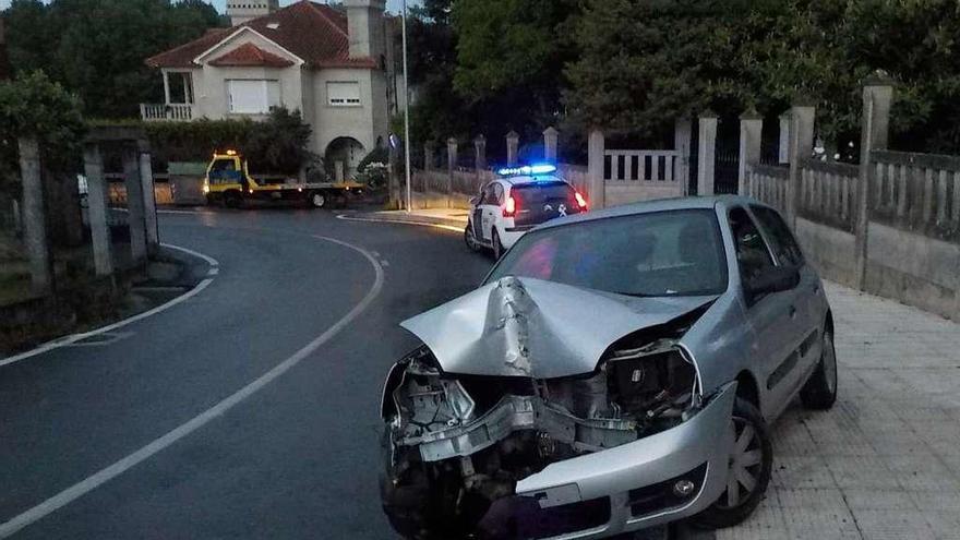 El vehículo siniestrado sufrió graves daños tras salirse de la calzada y empotrarse contra una farola. // S.Á.