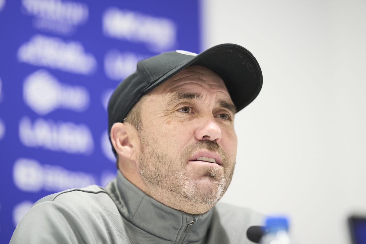 El entrenador del Deportivo Alavés, el "Chacho" Coudet, durante la rueda de prensa previa al partido del equipo contra el Levante, en la que también ha hablado sobre su posible marcha al River Plate argentino