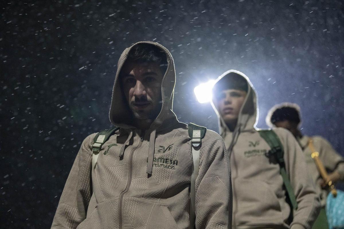 Comesaña se protege de la lluvia a la llegada del Villarreal al Aeropuerto de Colonia en el último desplazamiento de la Champions League 25/26.